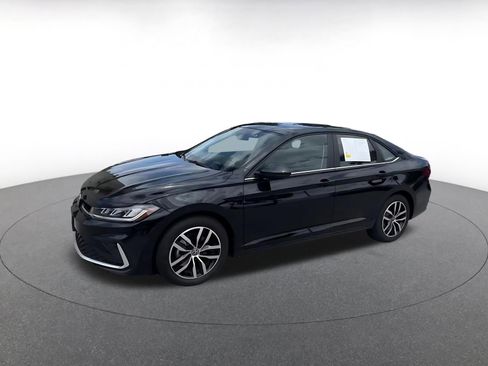 Used 2025 Volkswagen Jetta SE FWD image 8