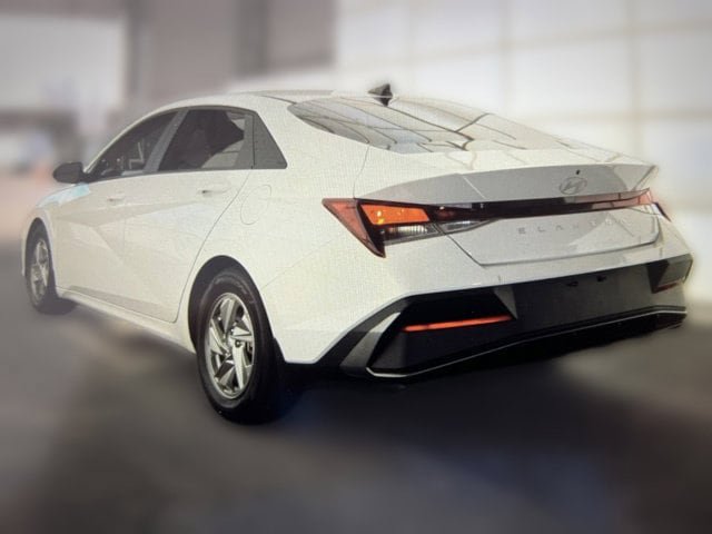 Used 2026 Hyundai Elantra SE FWD image 3