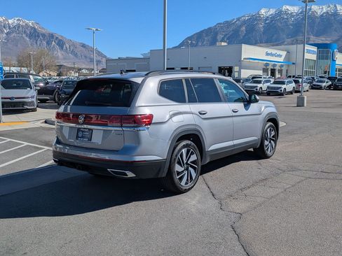Used 2024 Volkswagen Atlas SE AWD/4WD image 3