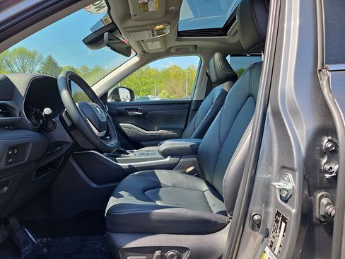 Certified 2025 Toyota Highlander XLE AWD/4WD image 18