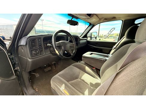 Used 2005 Chevrolet Silverado 2500 LS w/ Heavy-Duty Power Package AWD/4WD image 17