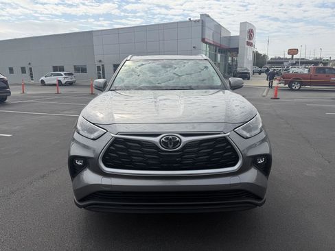 New 2026 Toyota Highlander XLE image 2