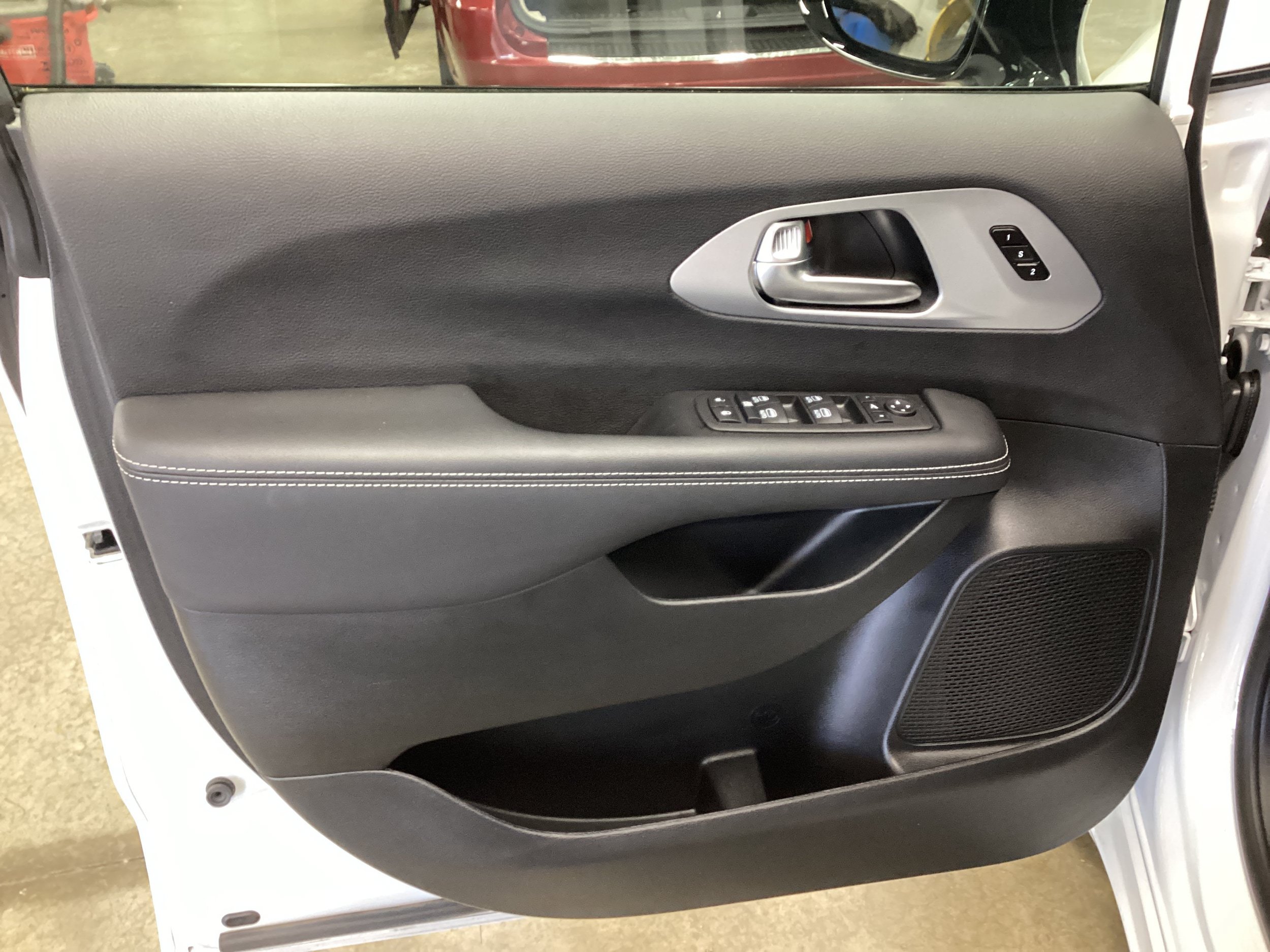 Used 2025 Chrysler Pacifica Limited FWD image 13