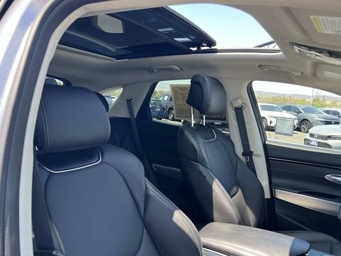 Used 2023 Genesis GV70 2.5T w/ Select Package AWD/4WD image 32