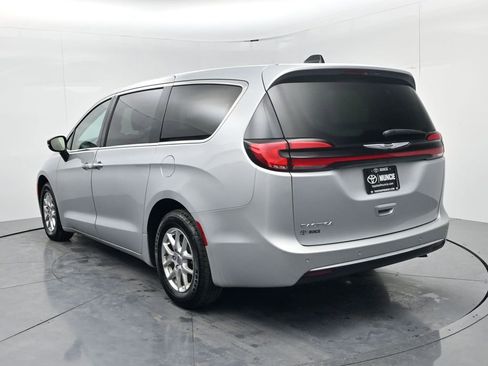 Used 2024 Chrysler Pacifica Touring-L FWD image 6