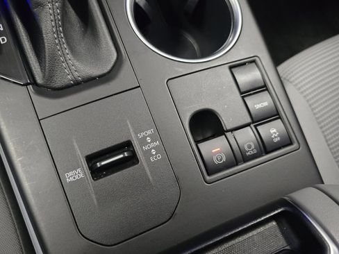 Used 2023 Toyota Highlander L FWD image 6