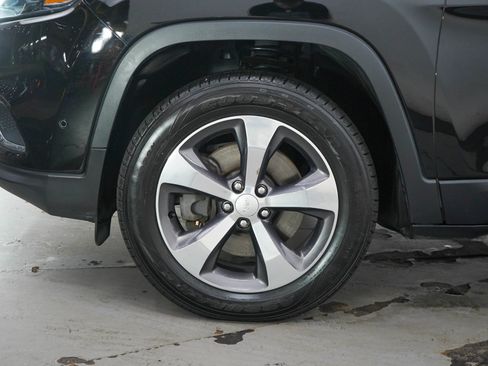 Used 2019 Jeep Cherokee Limited w/ Technology Group AWD/4WD image 29