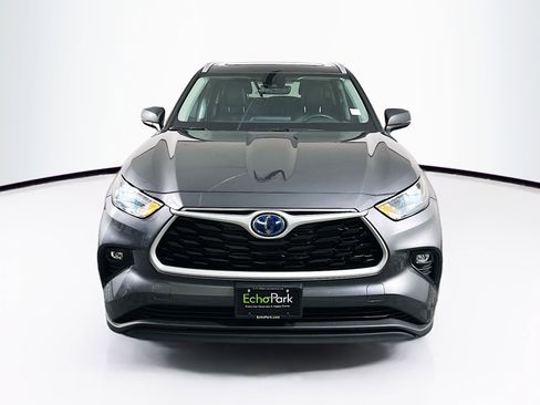Used 2023 Toyota Highlander XLE FWD image 2