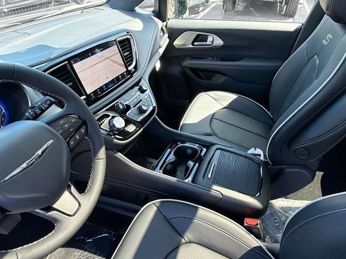 New 2026 Chrysler Pacifica Limited w/ S Appearance Package image 25
