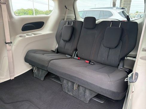 Used 2017 Chrysler Pacifica Touring w/ Tire & Wheel Group FWD image 21