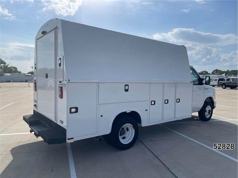 Used 2019 Ford E-450 and Econoline 450 Super Duty w/ Power Windows & Locks Group RWD image 2