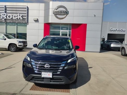 Used 2024 Nissan Rogue SV w/ SV Premium Package AWD/4WD image 2