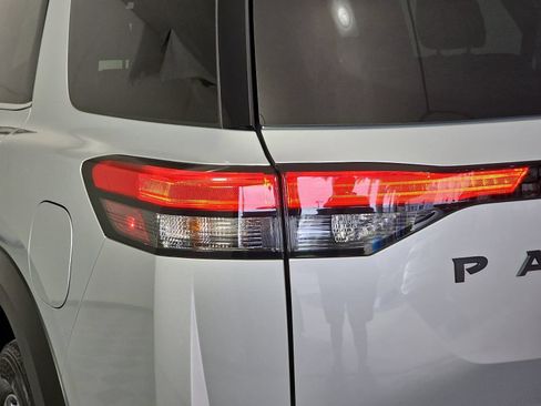 Used 2024 Nissan Pathfinder SL w/ Black Appearance Package FWD image 31