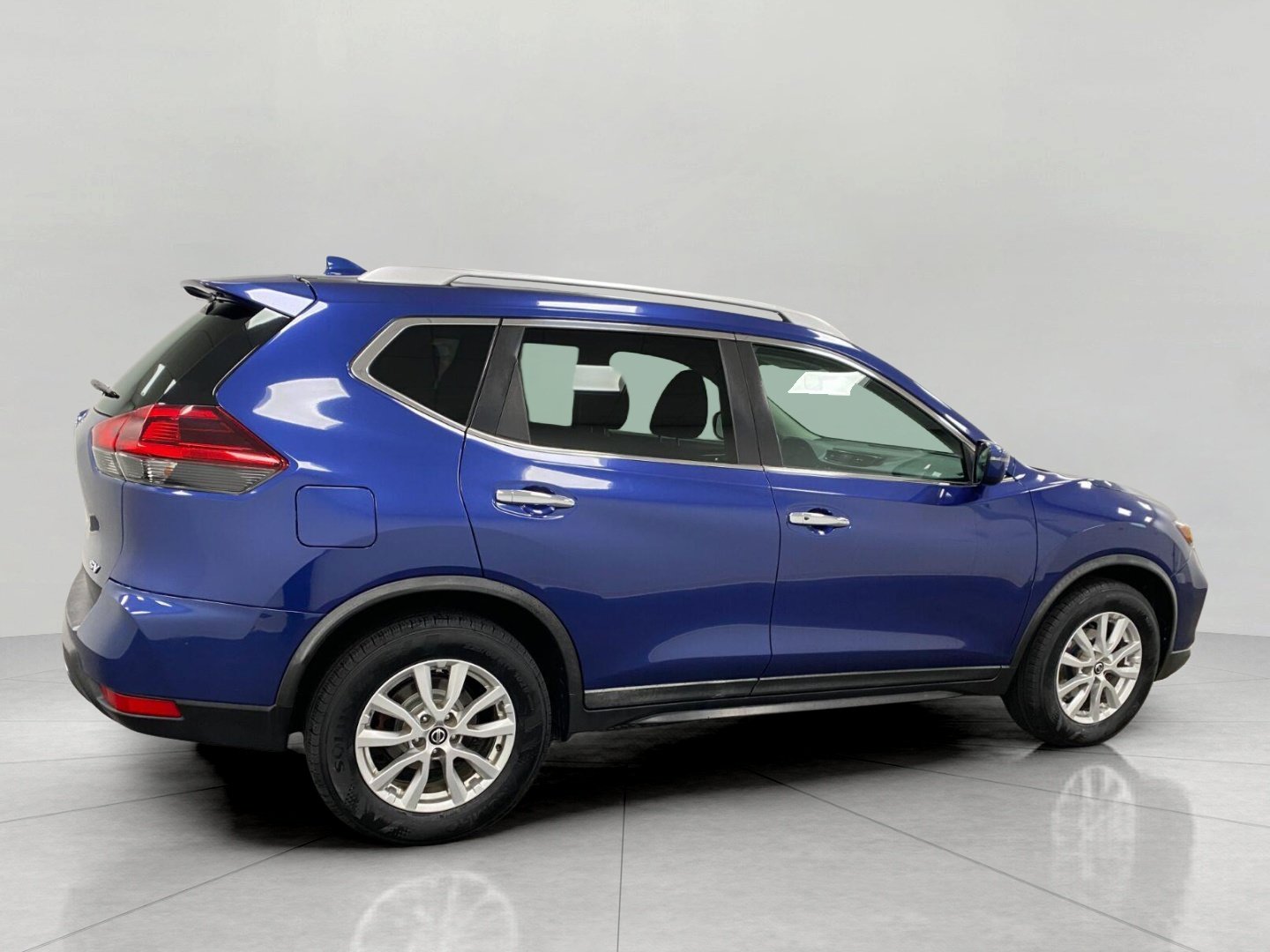 Used 2018 Nissan Rogue SV FWD image 3