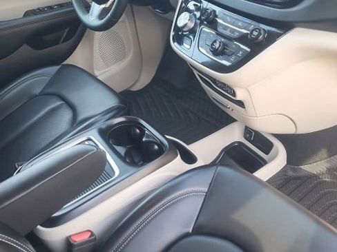 Used 2023 Chrysler Pacifica Touring-L FWD image 12