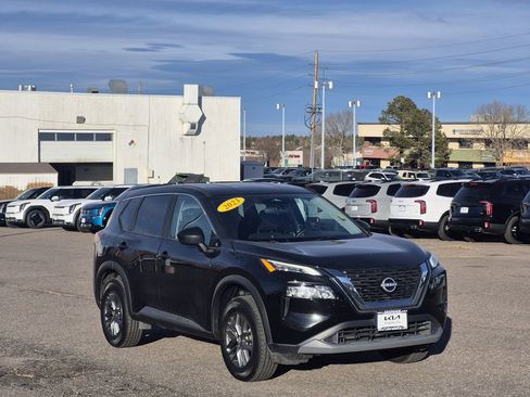 Used 2023 Nissan Rogue S image 2