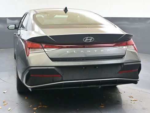 Certified 2025 Hyundai Elantra SE image 4