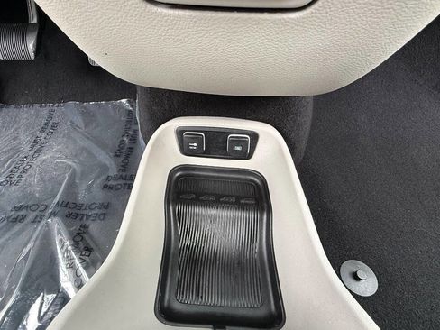 Used 2017 Chrysler Pacifica Touring FWD image 71