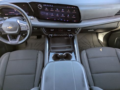 Used 2025 Chevrolet Suburban LS image 11