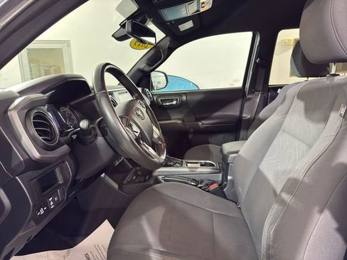 Used 2019 Toyota Tacoma TRD Sport AWD/4WD image 17