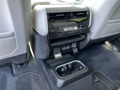 Used 2024 Jeep Wagoneer Series II AWD/4WD image 24