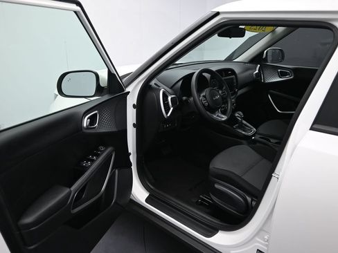 Used 2025 Kia Soul LX w/ LX Technology Package FWD image 12