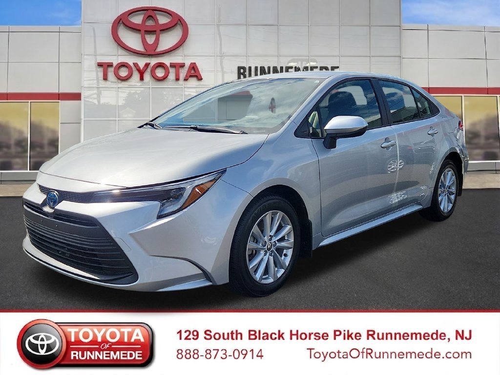 Certified 2025 Toyota Corolla LE w/ LE Premium Package AWD/4WD image 3