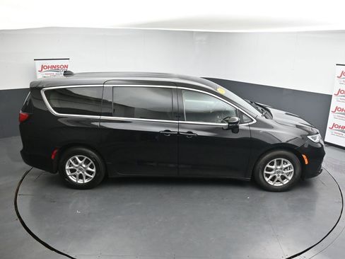 Used 2024 Chrysler Pacifica Touring-L FWD image 34