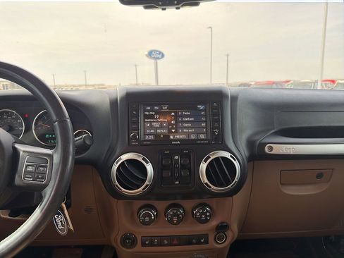 Used 2015 Jeep Wrangler Unlimited Sahara w/ Connectivity Group image 15