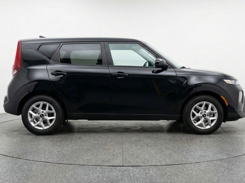 Used 2025 Kia Soul LX w/ LX Technology Package FWD image 11