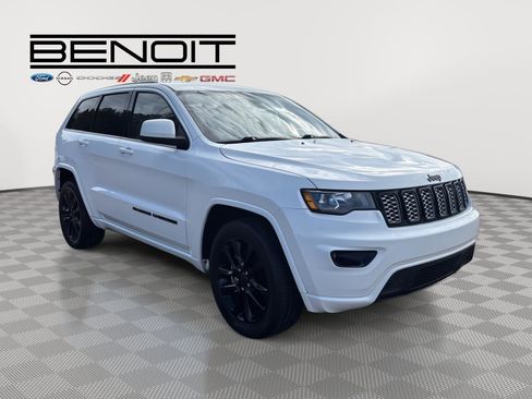 Used 2022 Jeep Grand Cherokee Laredo X image 3