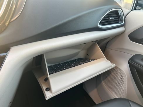 Used 2024 Chrysler Pacifica Touring-L image 27