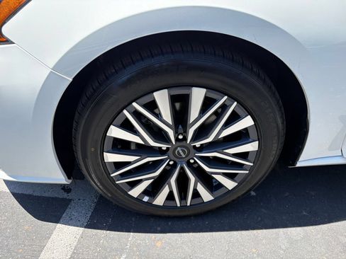 Used 2025 Nissan Altima 2.5 SV FWD image 30
