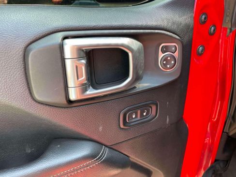 Used 2019 Jeep Wrangler Unlimited Sahara AWD/4WD image 17