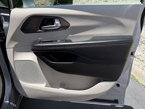 Used 2019 Chrysler Pacifica Touring-L w/ Advanced Safetytec Group FWD image 25