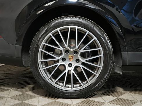 Certified 2023 Porsche Cayenne Platinum Edition image 41