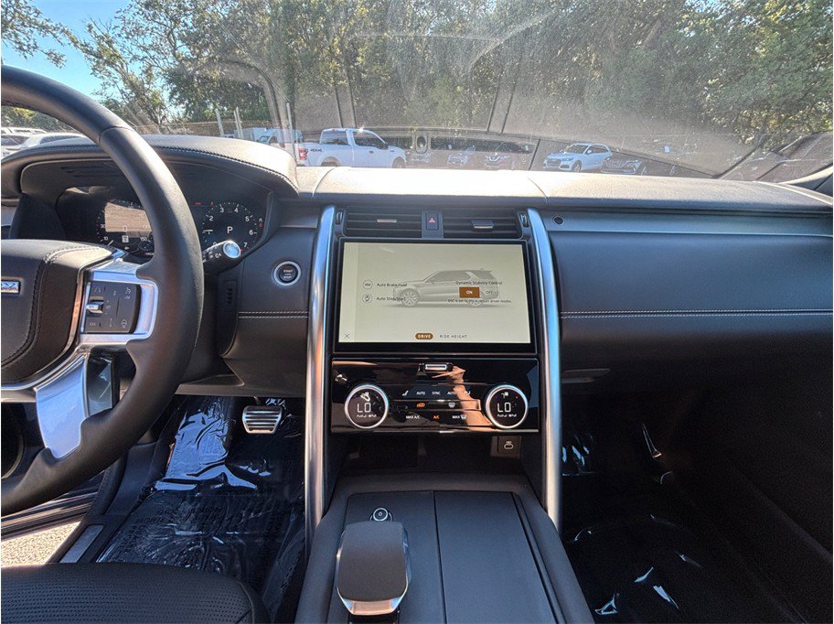 Used 2023 Land Rover Discovery Metropolitan Edition AWD/4WD image 11