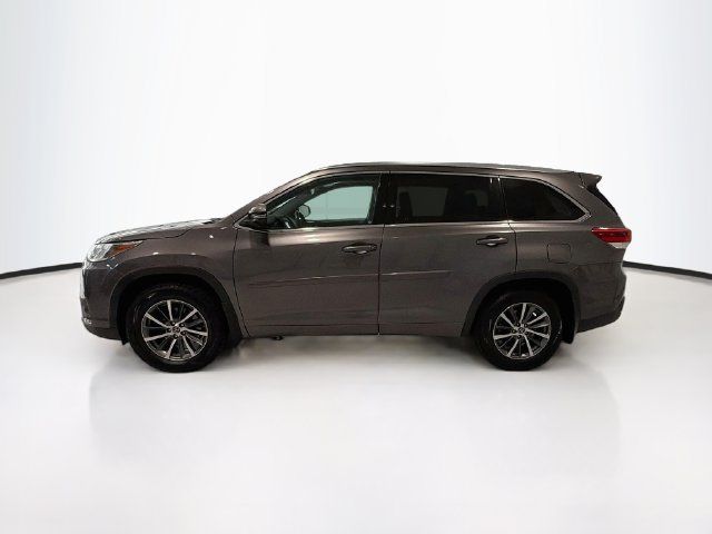 Certified 2017 Toyota Highlander XLE w/ Carpet Mat Package AWD/4WD image 4