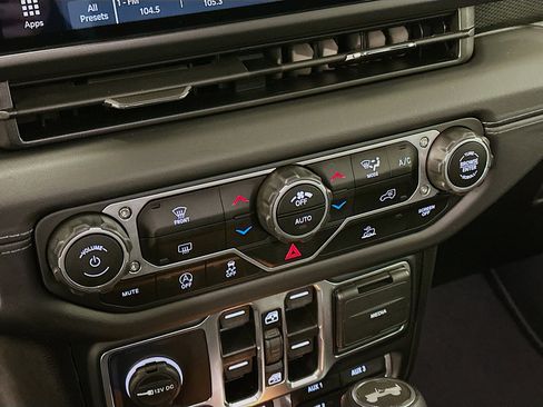 Used 2025 Jeep Wrangler Unlimited Rubicon image 23