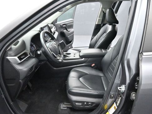 Used 2023 Toyota Highlander XLE image 11