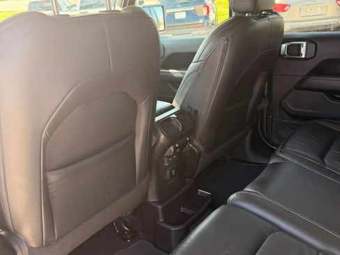 Used 2018 Jeep Wrangler Unlimited Sahara AWD/4WD image 16