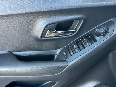 Used 2022 Chevrolet Trax LT w/ Driver Confidence Package image 11