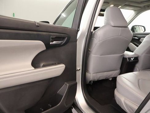 Used 2023 Toyota Highlander XLE AWD/4WD image 28
