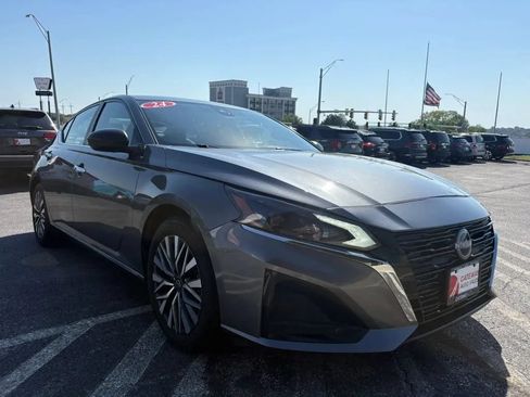 Used 2024 Nissan Altima 2.5 SV FWD image 7