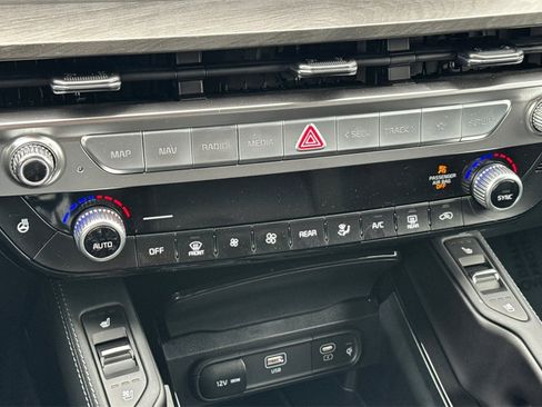 Used 2025 Kia Telluride AWD image 20