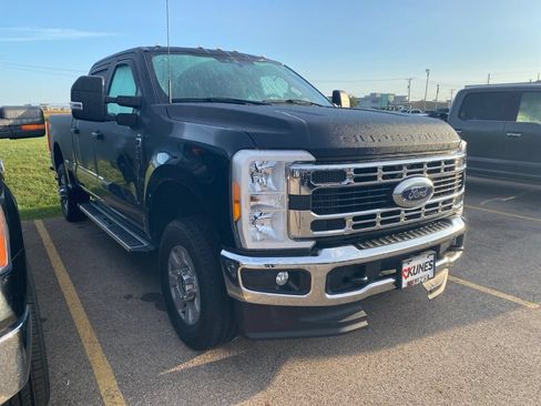 Used 2023 Ford F250 XLT w/ FX4 Off-Road Package AWD/4WD image 3