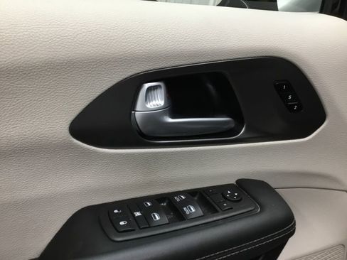 Used 2024 Chrysler Pacifica Touring-L AWD/4WD image 7