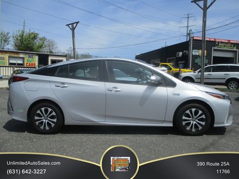 Used 2022 Toyota Prius Prime XLE FWD image 4