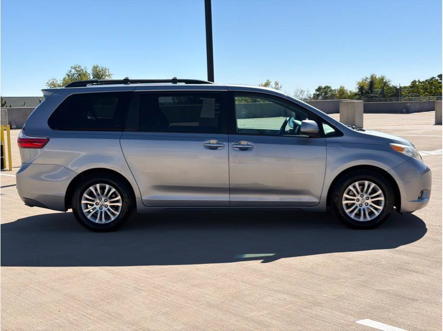 Used 2017 Toyota Sienna XLE w/ XLE Navigation Package FWD image 9