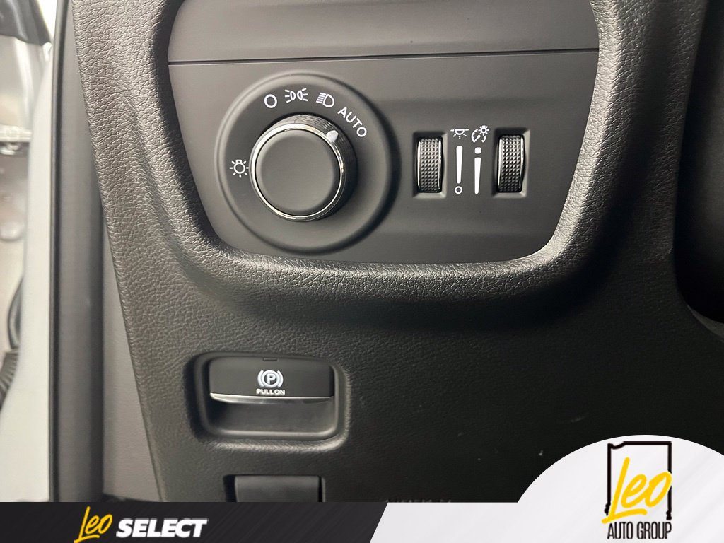 Used 2023 Jeep Grand Cherokee Laredo w/ Luxury Tech Group I RWD image 27